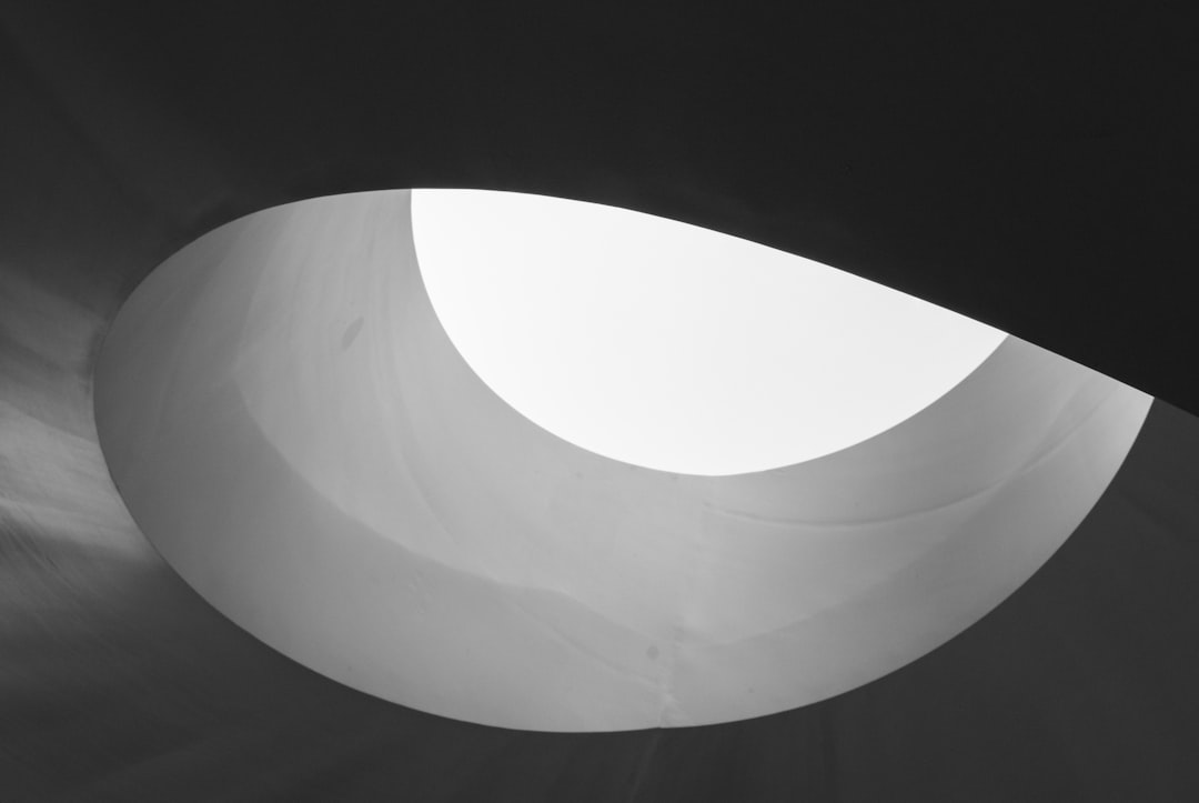 Photo white hole interior dynamics