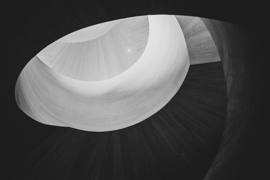 Photo white hole interior dynamics