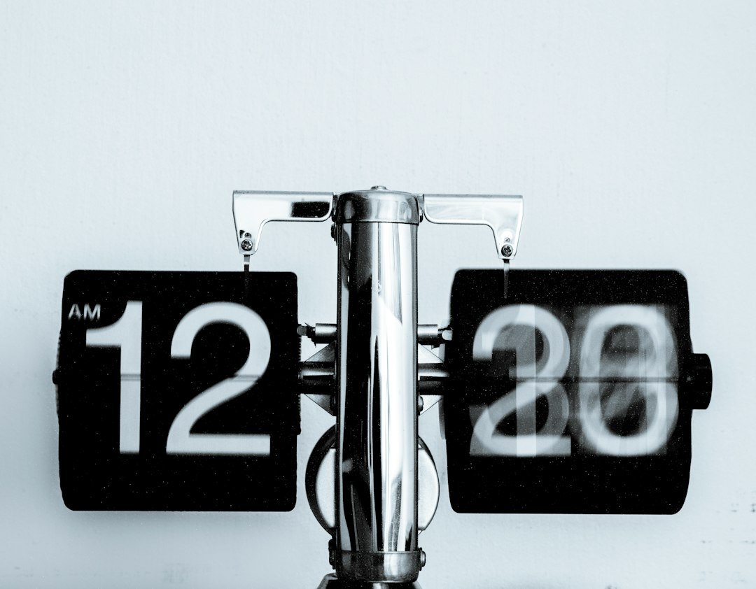 Photo atomic clock excitation time